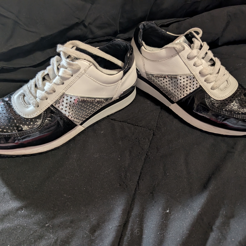 Stylish Black and White Women's Sneakers